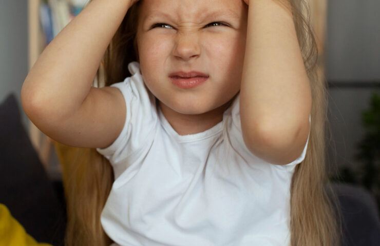 petite-fille-poux-prenant-soin-ses-cheveux