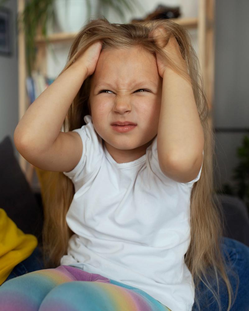 petite-fille-poux-prenant-soin-ses-cheveux